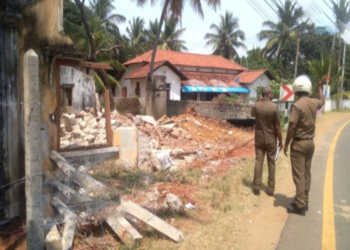 யாழில் சட்டவிரோதமாக வீடொன்றை உடைத்து தரைமட்டமாக்கிய இரு பெண்கள் கைது!