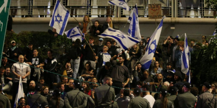 இஸ்ரேல் அரசிற்கு எதிராக போராட்டத்தில் ஈடுபடும் மக்கள்