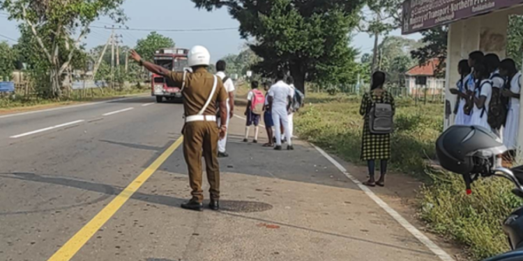 முல்லைத்தீவு பகுதியில் பாடசாலை மாணவர்களை ஏற்றாது செல்லும் பேருந்துகள்