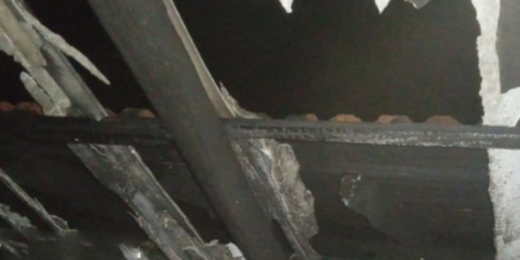 யாழ் பருத்தித்துறையில் வீடொன்றின் மீது பெற்றோல் குண்டு தாக்குதல்