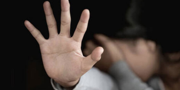 பேருந்திற்கு காத்திருந்த பெண்ணுக்கு நேர்ந்த துன்பம்