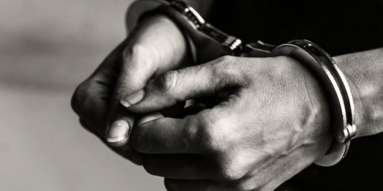 12 வயது பாடசாலை மாணவியுடன் இருந்த 32 வயது நபர் கைது!