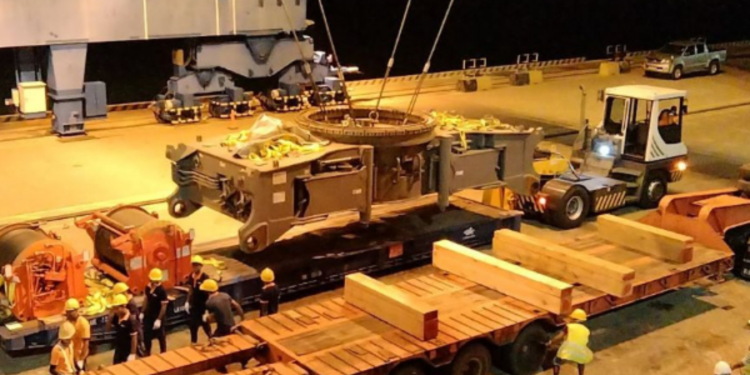 இலங்கை வந்தடைந்த மிகப்பெரிய கிரேன்