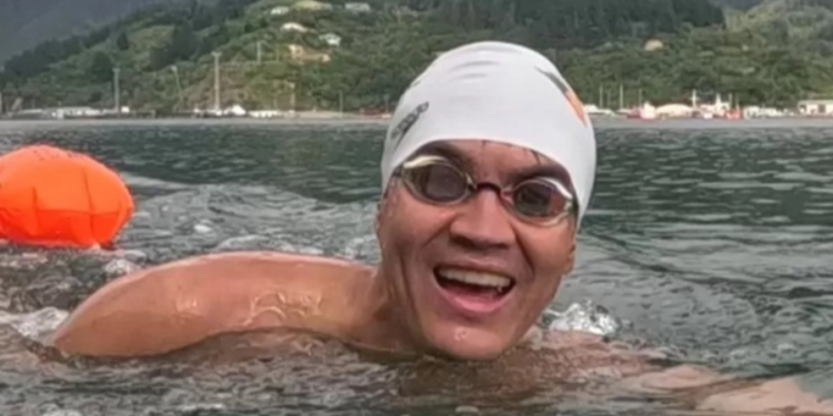 புதிய உலக சாதனை படைத்த நீச்சல் வீரர்!