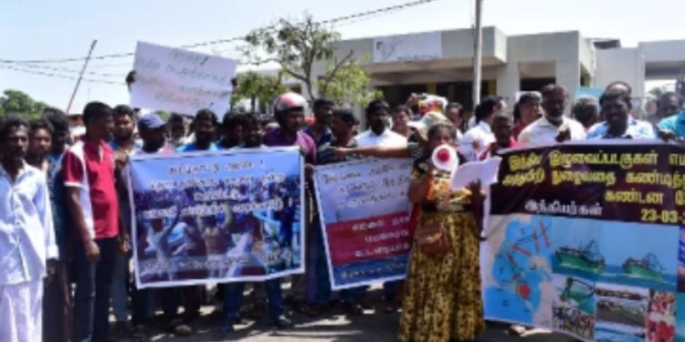 இந்திய கடற்தொளிலார்களின் வருகையை கண்டித்து ஆர்ப்பாட்டத்தில் ஈடுபடும் மன்னார் மக்கள்