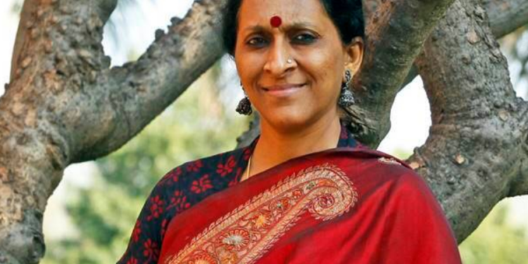 சுயநினைவின்றி மருத்துவமனையில் அனுமதிக்கப்பட்டுள்ள பிரபல பின்னணி பாடகி