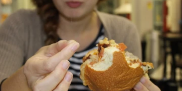 சாப்பாட்டில் முடி இருப்பதன் அர்த்தம் என்ன தெரியுமா?