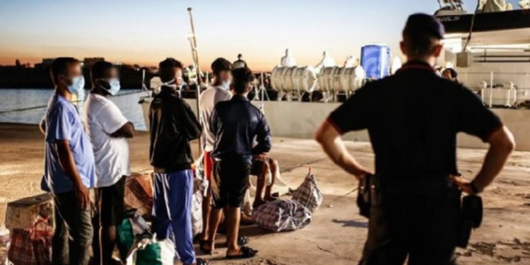 பிரித்தானியாவின் கட்டுப்பாடில் இருக்கும் இலங்கை அகதிகளை இலங்கைக்கு அனுப்ப நடவடிக்கை!