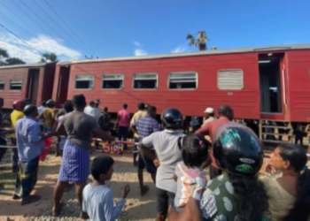 மட்டக்களப்பில் தொடரூந்தை மறித்து போராட்டத்தில் ஈடுபட்ட மக்கள்!