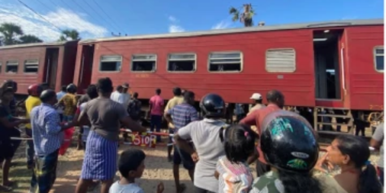 மட்டக்களப்பில் தொடரூந்தை மறித்து போராட்டத்தில் ஈடுபட்ட மக்கள்!