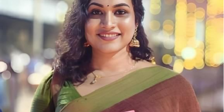 பெண் வேடமிட்டு விநோத திருவிழாவில் கலந்துக்கொண்ட ஆண்கள்