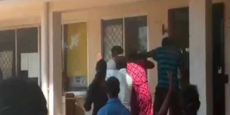 கிளிநொச்சி பாடசாலை விளையாட்டு போட்டி ஒன்றில் இனம் தெரியாத நபர்கள் தாக்குதல்!