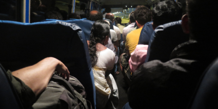 யாழில் இருந்து கொழும்பு நோக்கி பயணித்த பேருந்தில் யுவதிடம் அத்து மீறி நடந்த நபருக்கு நேர்ந்த கதி!