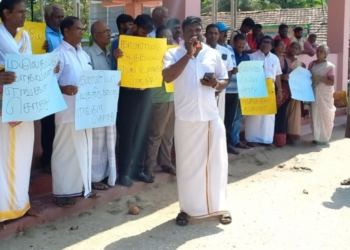 யாழில் போராட்டத்தில் ஈடுபடும் மக்கள்