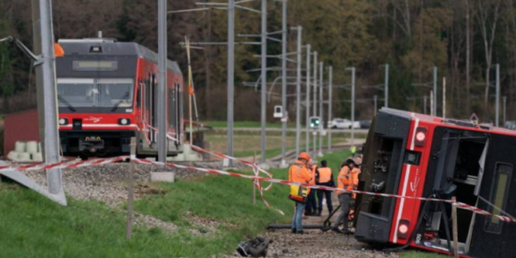 சுவிசில் இரு ரயில்கள் தடம்புரள்வு!