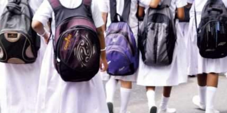 போலியான கையெழுத்தை பயன்படுத்தி பாடசாலையில் இணைத்துக் கொள்ளப்பட்ட  மாணவர்கள்