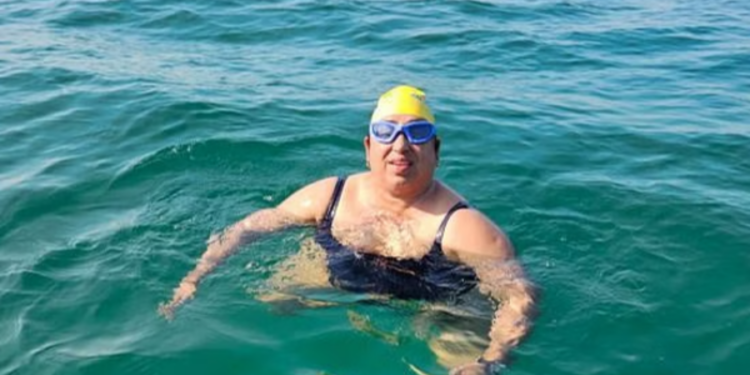 இலங்கை முதல் ராமேஸ்வரம் தனுஷ்கோடி வரை நீந்தி கரையை கடந்த பேராசிரியர்