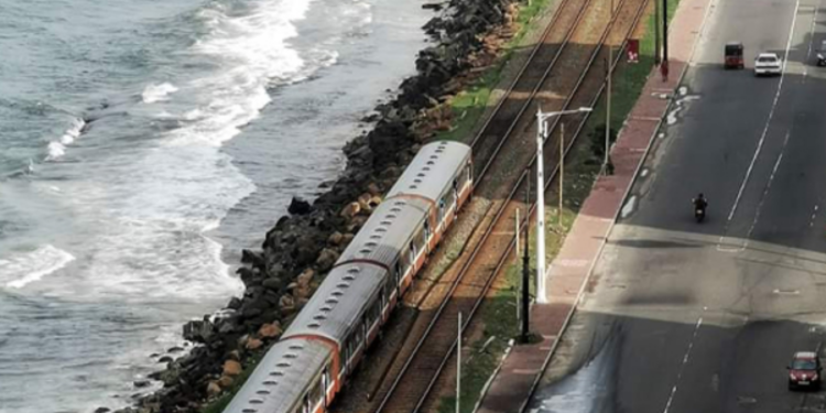 கொழும்பில் தாழிறங்கிய வீதி!