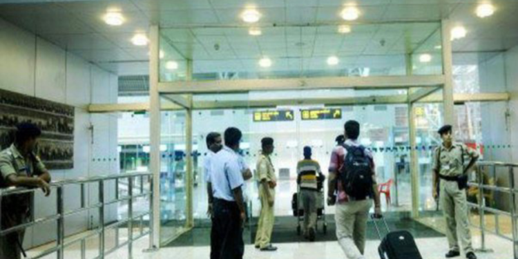 கட்டுநாயக்க விமான நிலையத்தில் கடத்தலில் ஈடுபட்ட நால்வர் கைது!