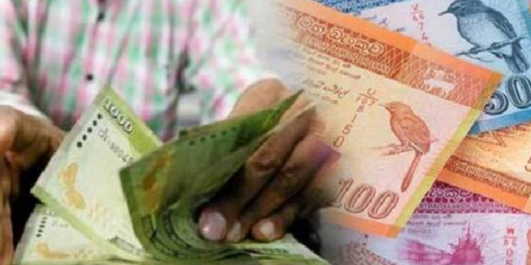 கணவருக்கு தெரியாமல் பணத்தை மறைத்து வைத்து பணத்தை பறிகொடுத்த பெண்!!