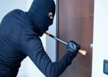 யாழில் பட்டபகலில் வீடு உடைத்து கொள்ளை!