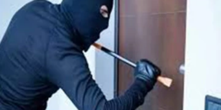 யாழில் பட்டபகலில் வீடு உடைத்து கொள்ளை!