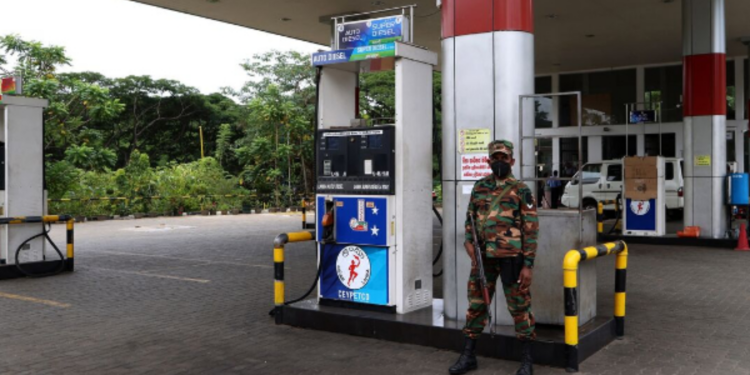 எதிர்வரும் நாட்களில் எரிபொருள் தட்டுப்பாடு ஏற்ப்படும் அபாயம்!!