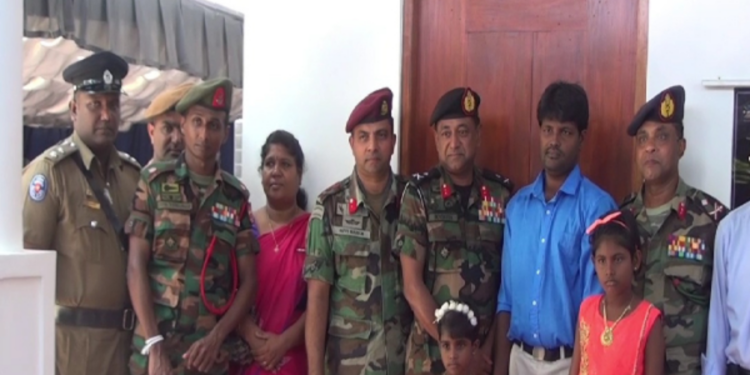 யாழில் இராணுவத்தினரால் புதிதாக அமைக்கப்பட்ட வீடு பயனாளிகளிடம் கையளிப்பு!