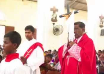 கூட்டு திருப்பலி ஆராதனையில் ஈடுபடும் மக்கள்