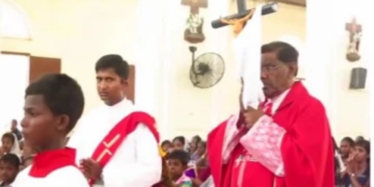 கூட்டு திருப்பலி ஆராதனையில் ஈடுபடும் மக்கள்