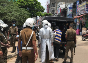 யாழ் அச்சுவேலி பகுதியில் மர்ம பொருட்களுடன் பெண்கள் உட்பட இருவர் கைது!