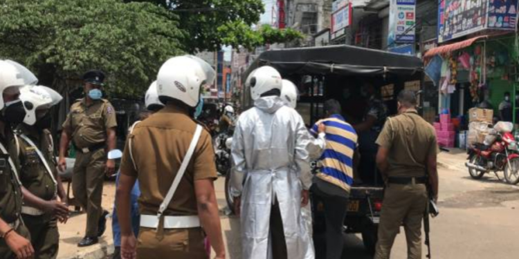 யாழ் அச்சுவேலி பகுதியில் மர்ம பொருட்களுடன் பெண்கள் உட்பட இருவர் கைது!