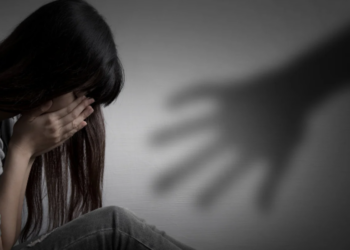 யாழில் சிறுமிகளை துஷ்பிரயோகத்திற்கு உட்படுத்திய  80 வயது நபர் தலைமறைவு!