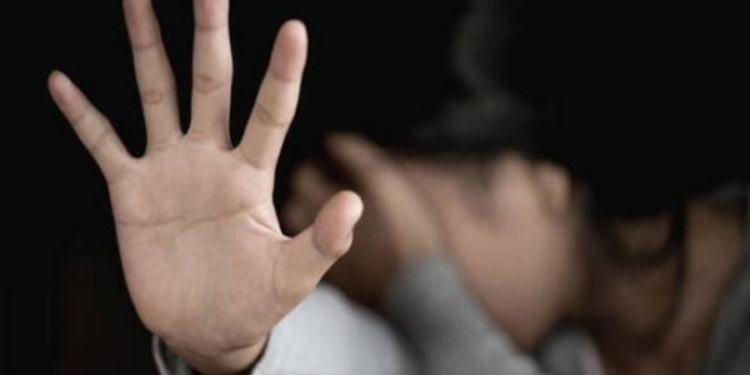 காதலனுக்கு கைவிலங்கிட்டு காதலன் கண்முன்னே காதலியை துஷ்பிரயோகத்திற்கு உட்படுத்திய பொலிஸ் உத்தியோகஸ்தர்