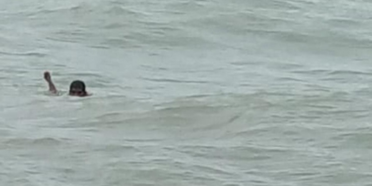 கடலில் விழுந்த சிறுமியை காப்பாற்றிய மீனவர்கள்