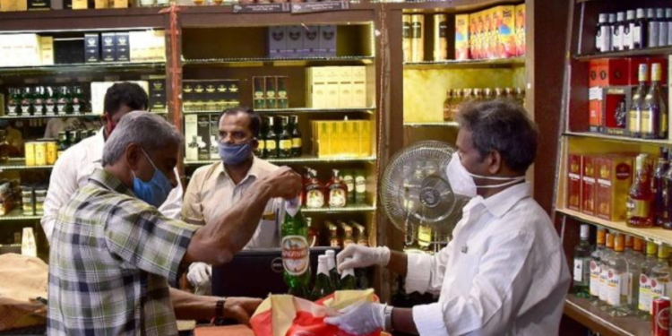 மதுபான கடைகளுக்கு முன்னால் குவியும் கூட்டங்கள்