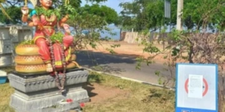நயினாதீவு நாகபூசணி அம்மன் ஆலய சிலையை அகற்றுவதில் தீவிரம் காட்டும் பொலிசார்