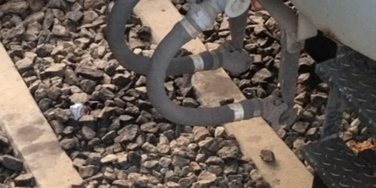 யாழில் ரயிலில் பாய்ந்து தற்கொலை செய்து கொண்ட இளைஞர்