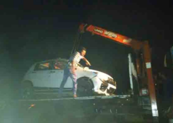 யாழில் கடலுக்குள் பாய்ந்த கார்