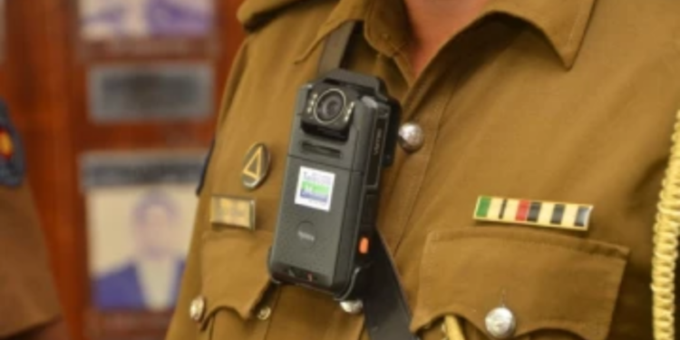 புத்தாண்டு தினத்தன்று தந்தையை தாக்கிய பொலிஸ் உத்தியோகஸ்தர்