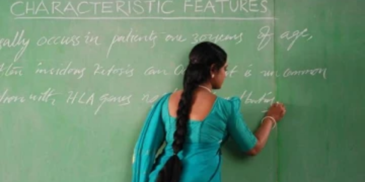 இளம் பெண் ஆசிரியருக்கு பலவந்தமாக முத்தமிட்ட பாடசாலை அதிபர் கைது!