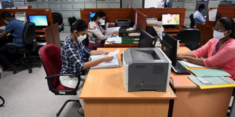 விடுமுறையில் உள்ள அரச ஊழியர்களுக்கான சம்பளம் வழங்குவதில் சிக்கல்!