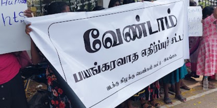 யாழ் மாவட்ட செயலகம் முன்பாக இன்று காலை இடம்பெற்ற போராட்டம்