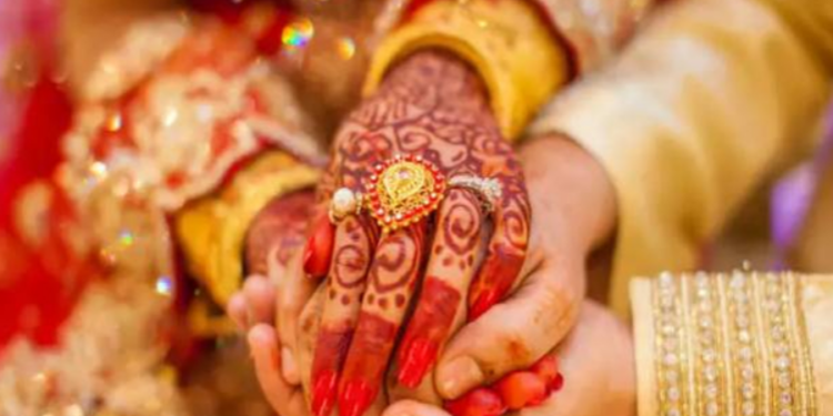 திருமண மண்டபத்தில் புதுமண தம்பதிகள் மீது அசிட் வீசி தாக்குதல்!