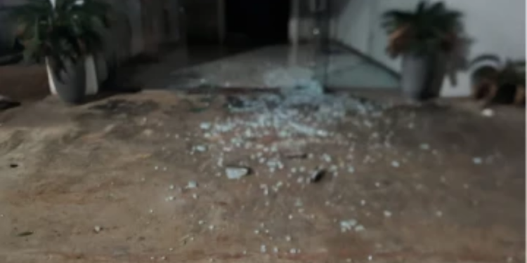 யாழில் உணவகம் ஒன்றின் மீது மர்ம நபர்கள் தாக்குதல்!