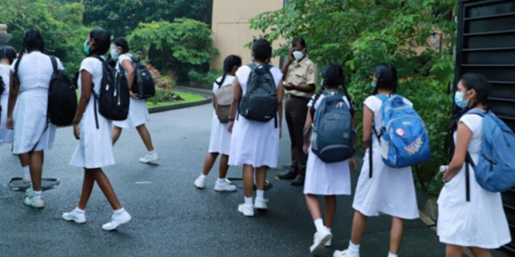 யாழில் மாணவிகளிடம் சேட்டை விட்ட ஆசிரியருக்கு சிக்கல்!