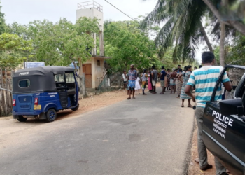 யாழில் பாடசாலை மாணவியுடன் ஆபாசமாக பேசிய ஆசிரியர்