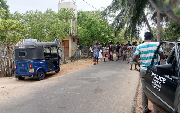 யாழில் பாடசாலை மாணவியுடன் ஆபாசமாக பேசிய ஆசிரியர்