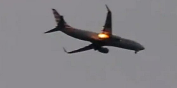 நடுவானில் திடீரென தீ பிடித்த விமானம்!