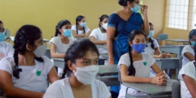 பாடசாலை மாணவனை காலால் உதைத்த உப அதிபர்